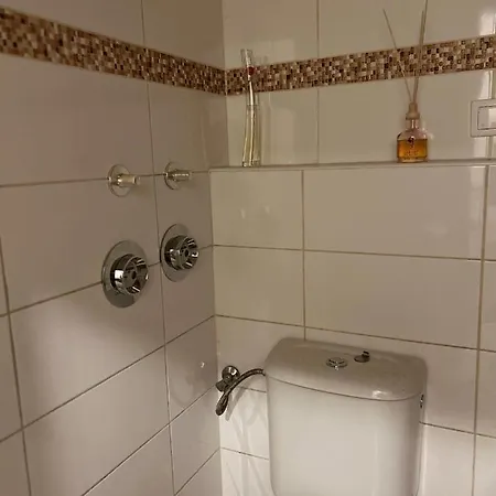 Cozy Studio In Neighbourhood With Prague شقة بيرون
